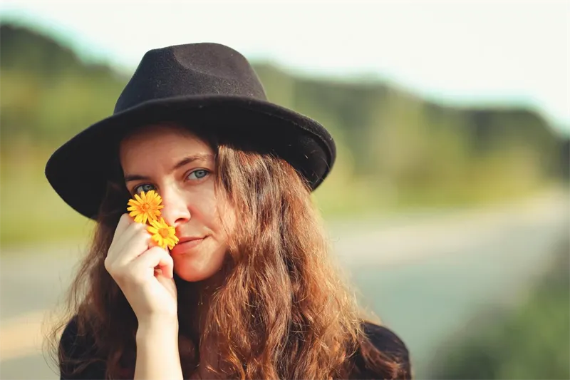 Wie man einen Fedora-Hut trägt: ein Leitfaden für Männer und Frauen