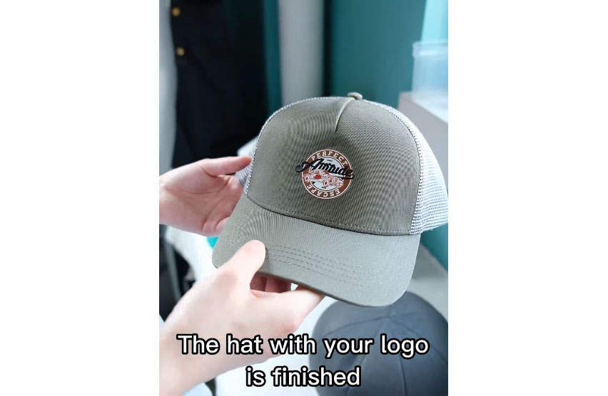 So drucken Sie Ihr Logo auf Trucker-Hüte
