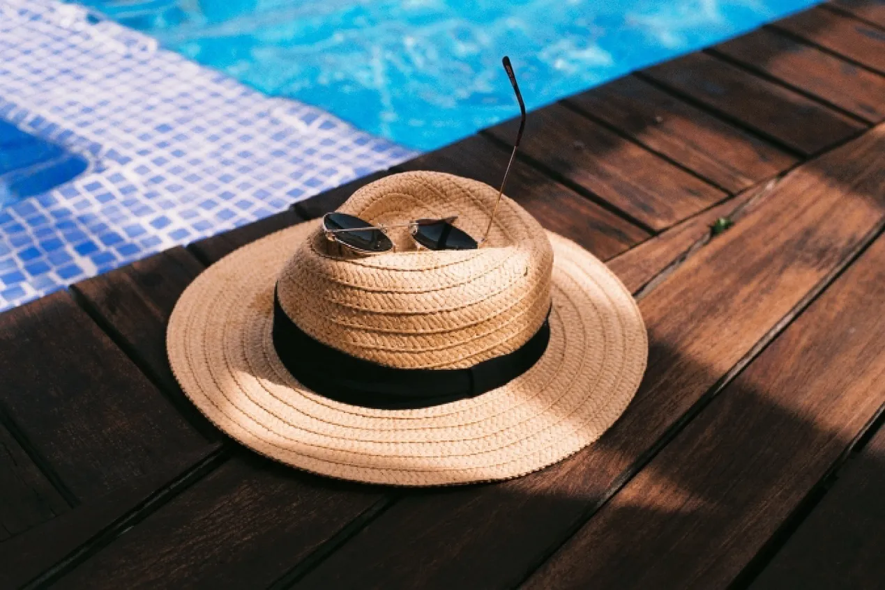 clean_straw_hat.webp